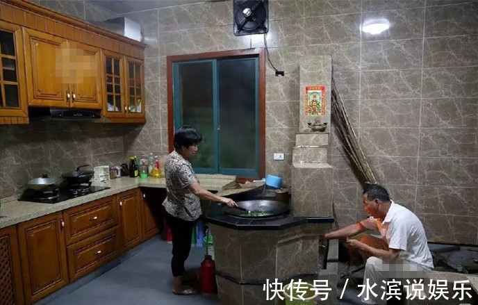 农村|过年去男友家,头一次看到这样“新老结合”的厨房,土灶做饭超香