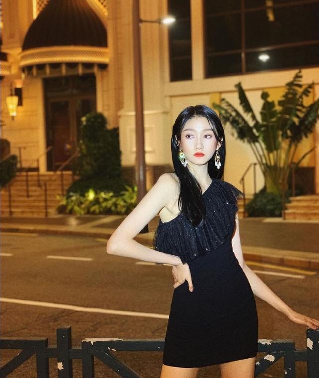 女明星圣诞节不消停, 穿上万超短裙街头拍照, 好像人间芭比娃娃