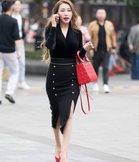 街拍:青春有活力的美女,长相靓丽气质不错,真的吸引眼球