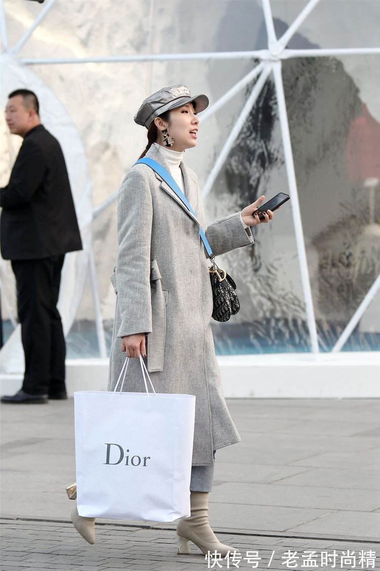 浅灰色 街拍:?美女选择低腰修身牛仔裤,非常个性,头发盘在头顶很精致