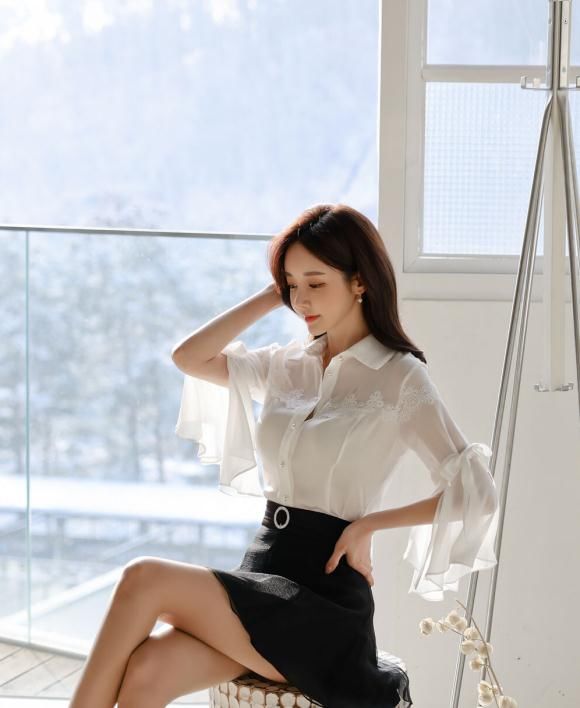 美人图鉴孙允珠：凝静薄冰霜白透明扇叶衬衣裙