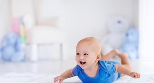 小朋友|女儿抬脚给爸爸闻,宝爸立刻假装被熏倒,宝宝之后的举动笑翻网友