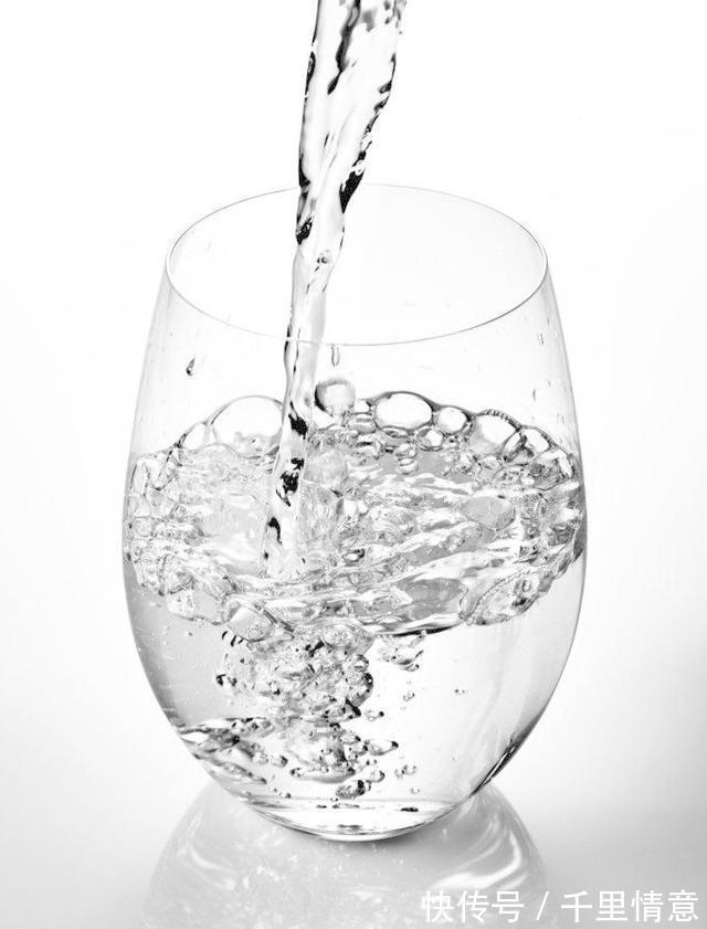 人体|长期喝茶与喝白开水的人,哪种人身体更健康些?听医生怎么说