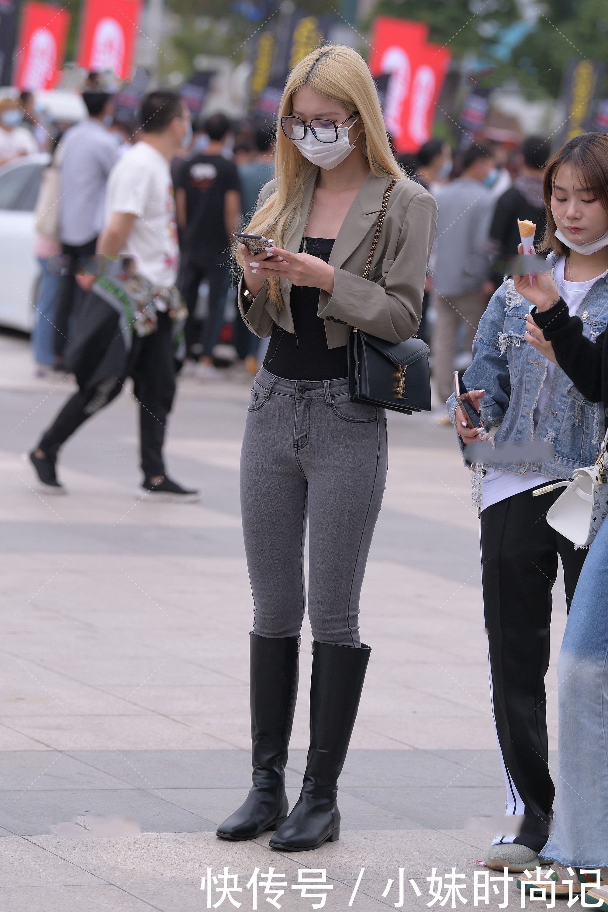 时髦|街拍:长筒靴的温暖与百搭, 整体穿搭更潮酷, 显时髦感