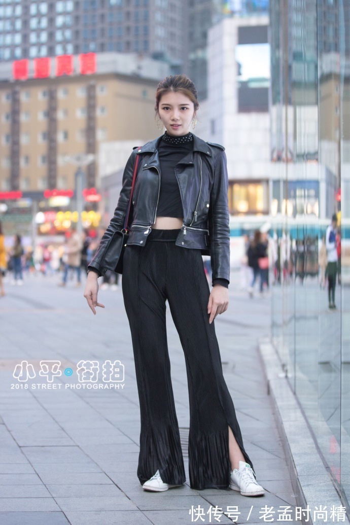 街拍 重庆街拍,皮衣与牛仔裤搭配一字高跟鞋,魅力与时尚并存!