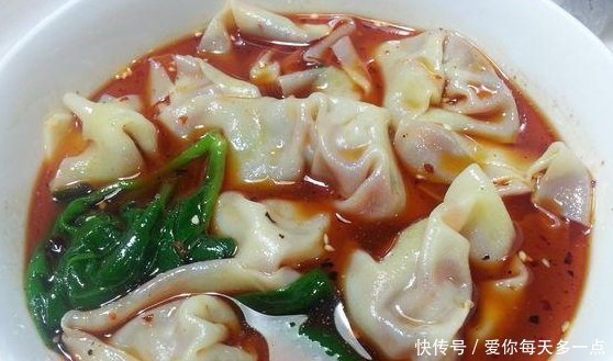 制作|云吞皮薄,馅料丰富,汤汁鲜美,多与面条一起食用,俗称云吞面