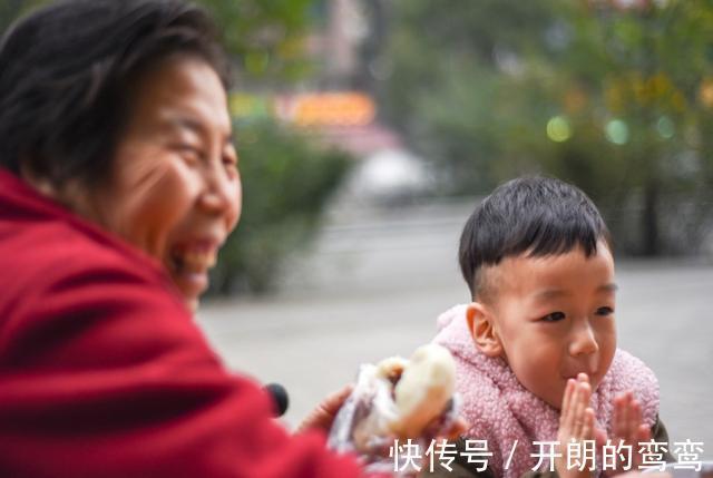 婆婆|越来越多的姥姥上阵带娃,是因为这三个“断层优势”,奶奶不具备