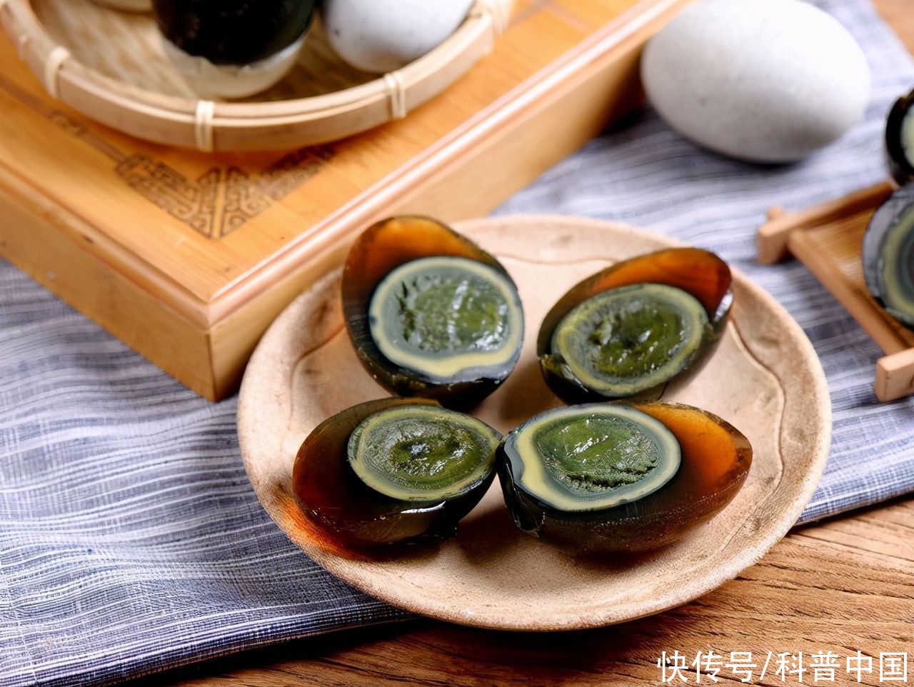 吃皮蛋會慢性中毒？很多人可能吃錯(cuò)了