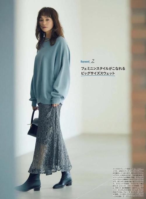 40岁的女人，穿卫衣别配打底裤，学日本博主这样搭，时髦又减龄