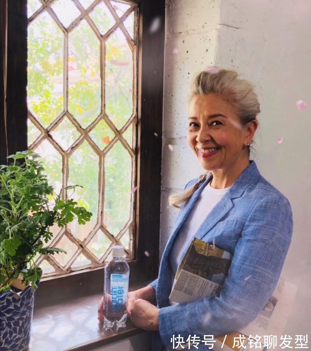 奶奶|这位花白发的大龄奶奶,靠穿搭美出优雅气质,真是年纪越大越时髦