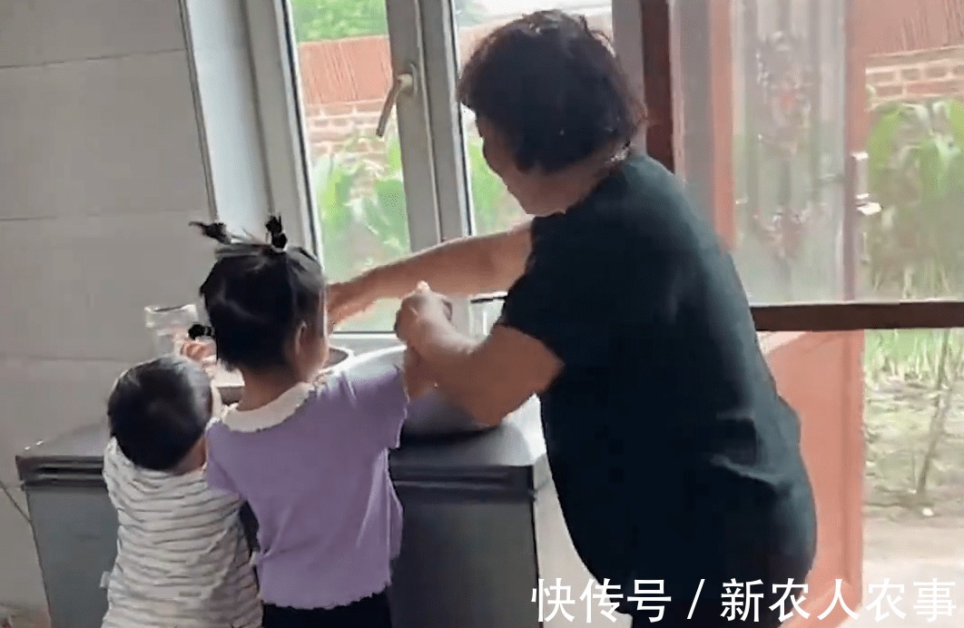 干饭|把猪油当冰淇淋,内蒙古俩小“干饭人”的神操作,让奶奶哭笑不得