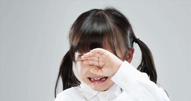 老师|儿子去上幼儿园,宝爸在包里放了根录音笔,回家听完后脸色很难看