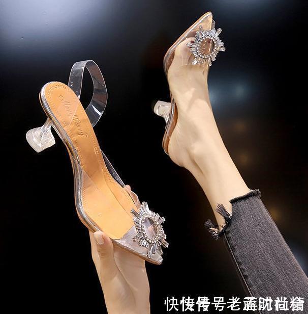 盛夏已至，透明高跟鞋登场，透明鞋身拉长腿部线条，更显女性魅力