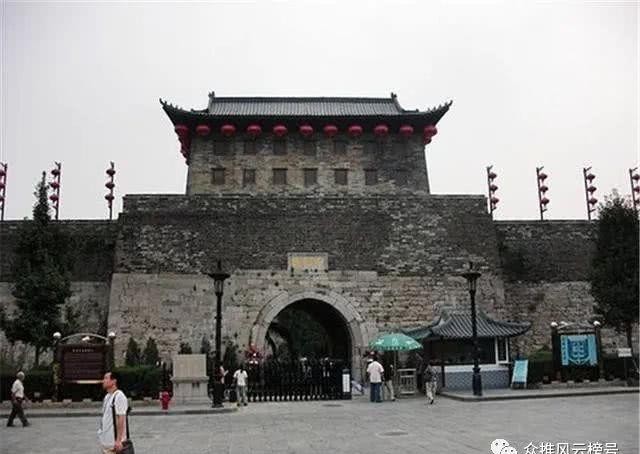 故宫|故宫中华门一块门匾，民国时被摘下，却露出三个字！