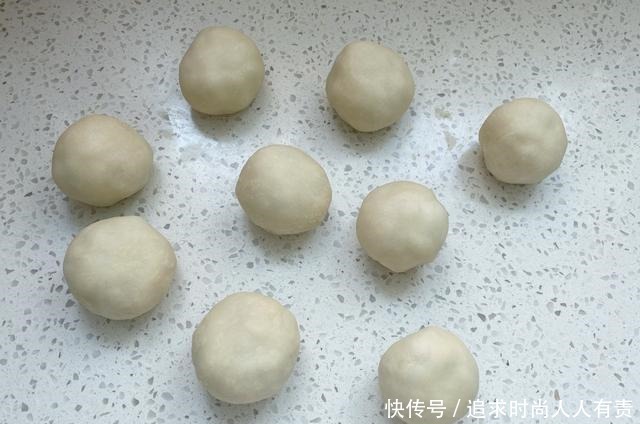 美味|想吃红豆饼别再买了,在家用面粉就能做,咬一口层次分明香酥美味