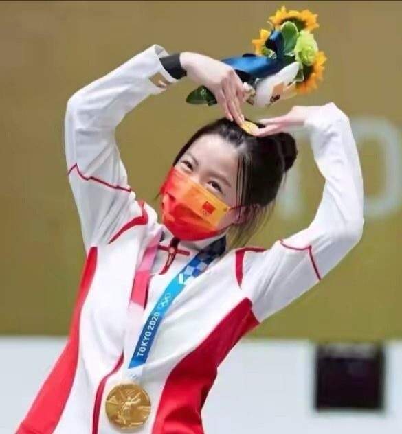 出镜|双金得主杨倩罕晒度假照,打扮随性姿势中二,淡妆出镜气质大变样