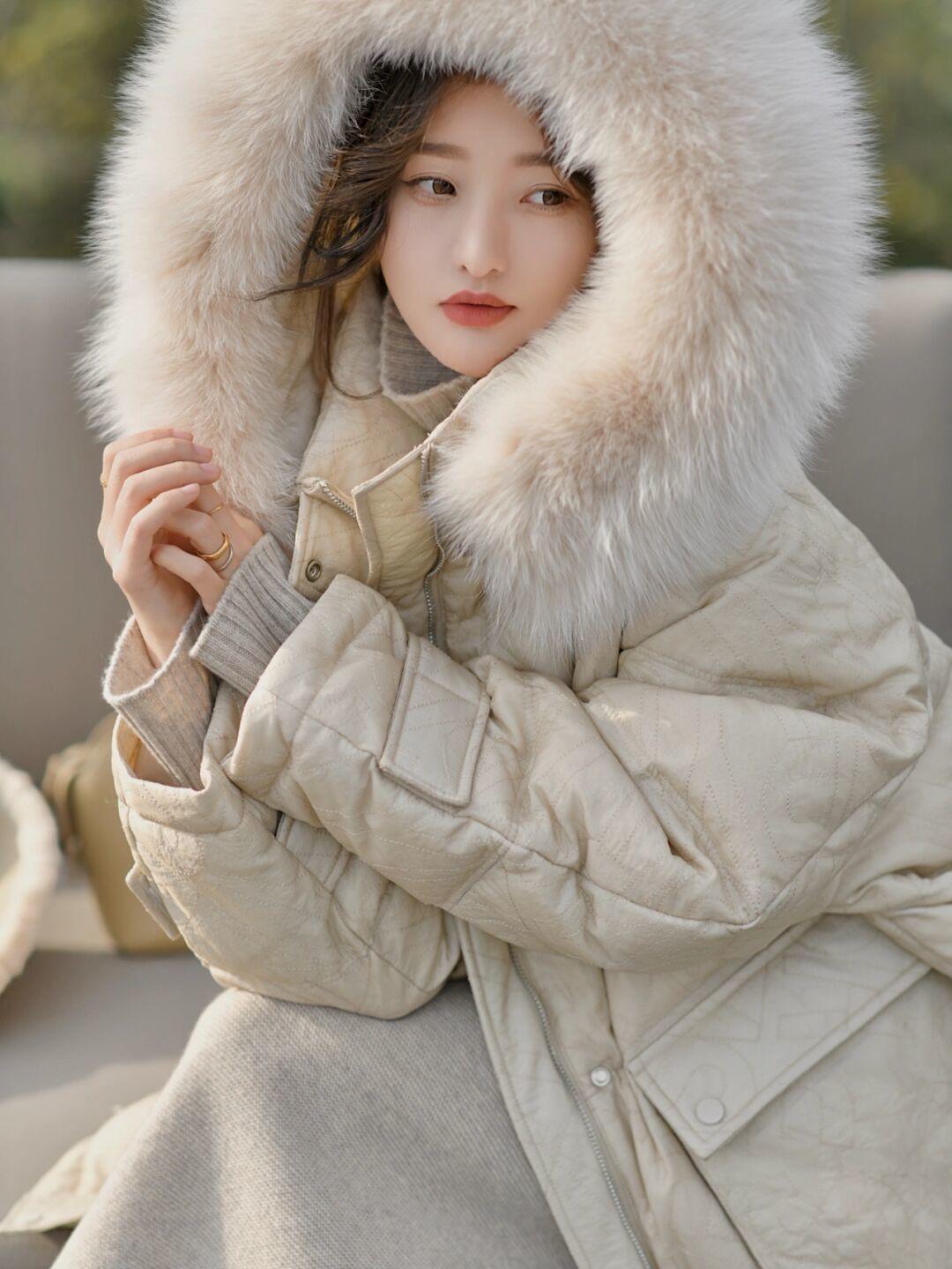 真正优雅的女人,冬季都穿“羽绒服”,这些造型适合普通人借鉴