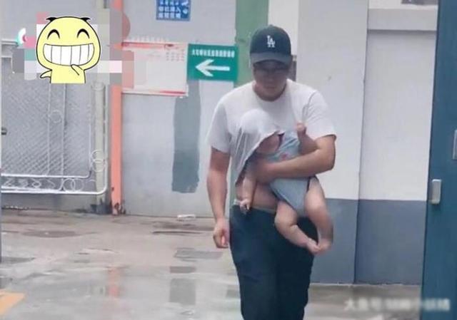 无奈|“不靠谱奶爸”火了,萌娃一脸无奈:考虑过我的感受吗