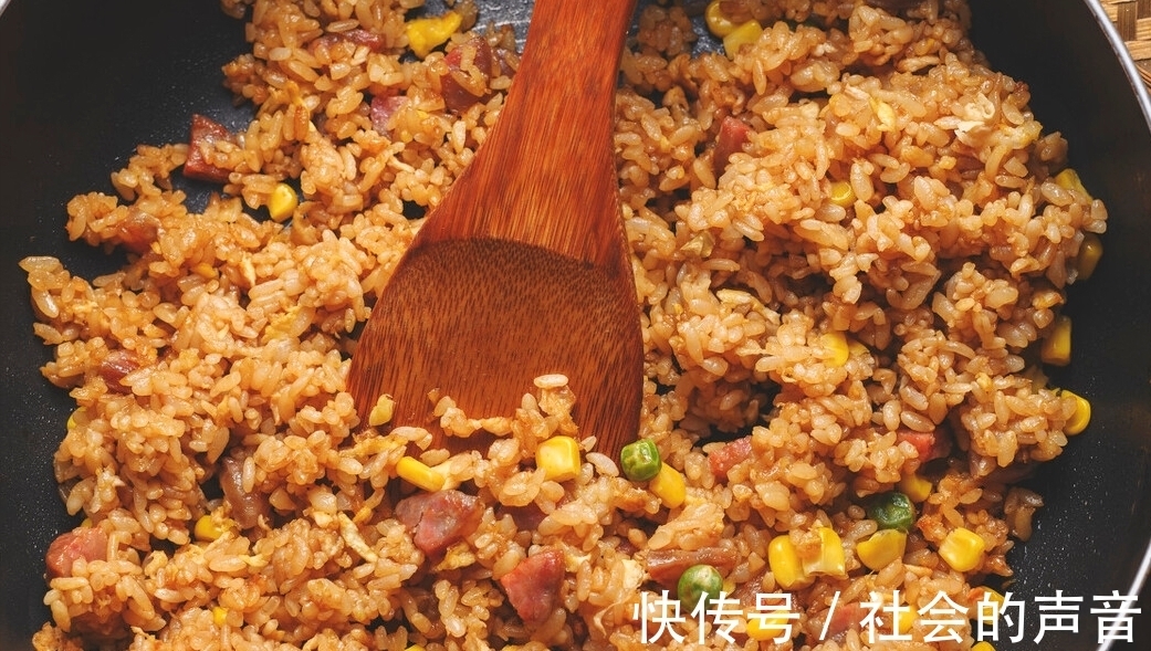 搅拌均匀|酱油炒饭,要想颜色红亮味道香,米饭粒粒分明,还得多做这一步