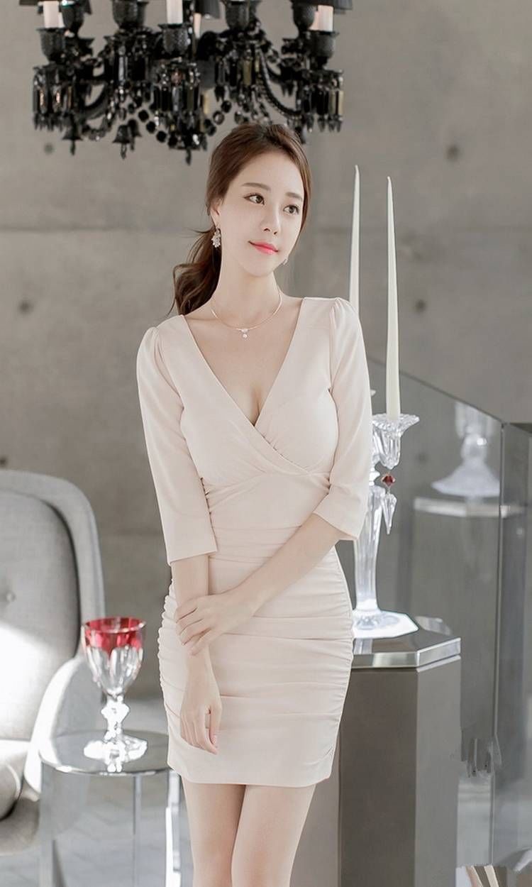 女性搭配高跟鞋，浓浓成熟的风味，凸显出时尚的女人味