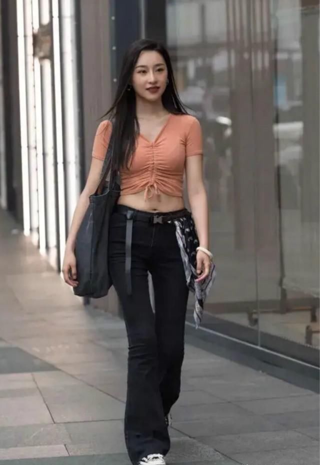 时髦|“喇叭裤”再次崛起,时髦显瘦又吸睛,承载了中年女士的青春