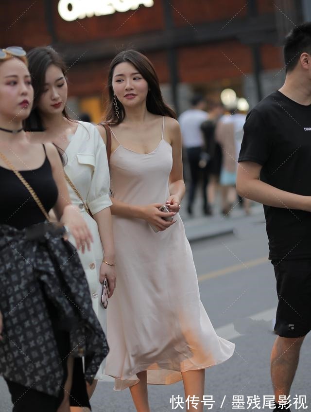 吊带 米白色吊带连衣裙搭配水晶高跟鞋,气质出众,青春靓丽!