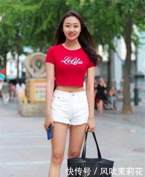 街拍:娇艳欲滴的小美女,一条优雅的短裤,尽显白皙美腿