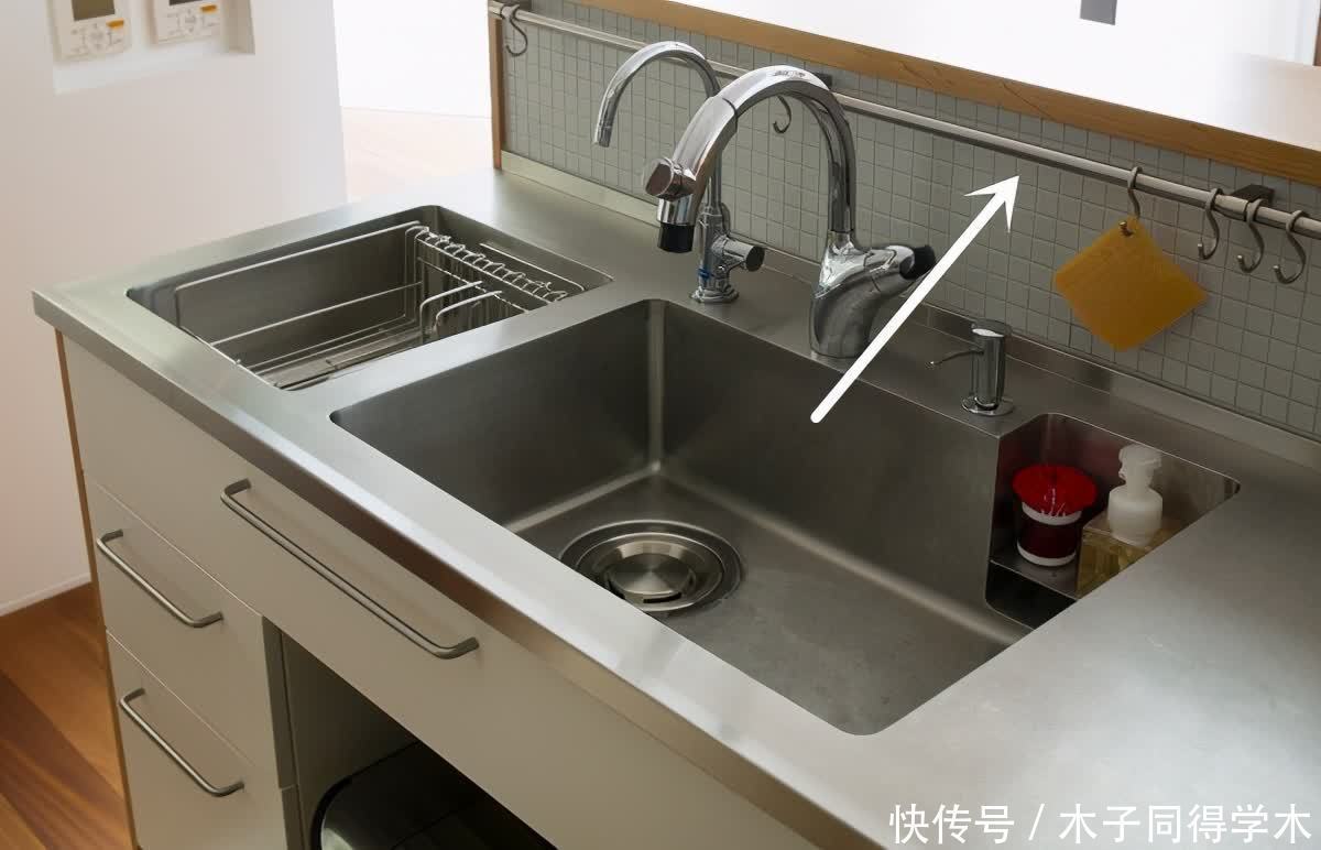 挂杆|也就日本主妇能想到,岛台抬高30cm走圈挂杆,厨房多2㎡收纳