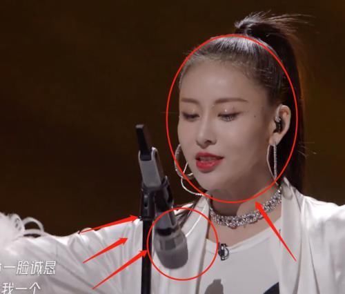 舞台|同样是唱歌失误,袁姗姗贾青的反应却不同,演员和歌手的区别太明显