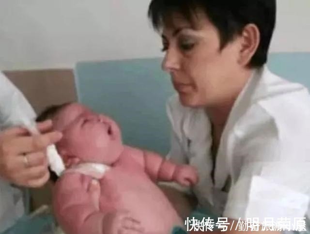 过度肥胖|500斤孕妇进医院成功顺产,母子平安,丈夫看到宝宝后却愣在原地
