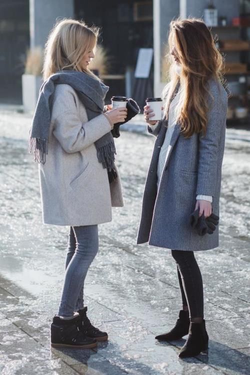  皮靴＋大衣，这样穿可以轻松展露气场，很适合职场风女生