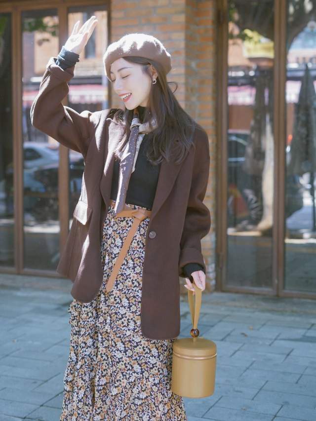 穿搭|秋季,西服怎么穿才好看?搭配上黑色针织衫和半身裙,高级又时髦