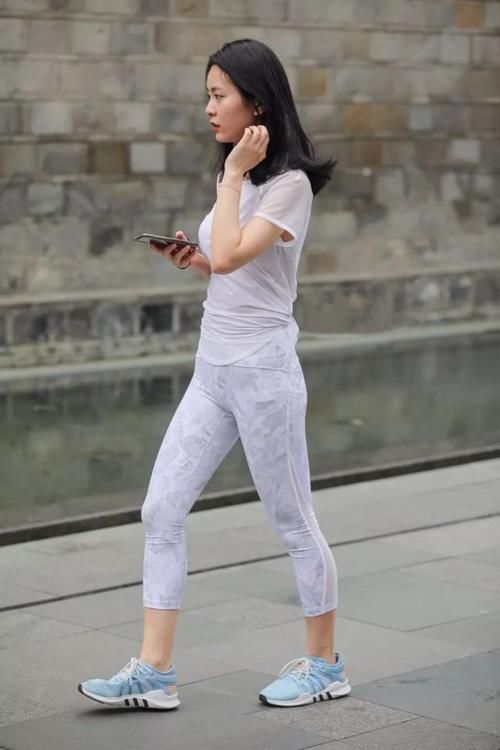 迎夏时尚说:浅灰色的运动套装,将身材展现的很漂亮,简单时尚