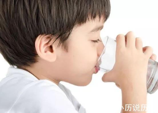 多喝水|8岁男童因多喝水住进医院!3个时间段少让孩子喝水,易积食