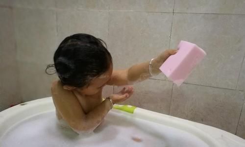 初潮|12岁女儿初潮,爸爸拿“姨妈巾”指导全过程,同学:简直不敢想象