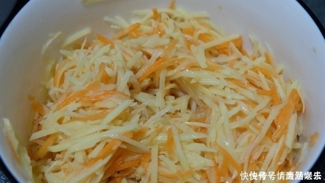 鸡蛋|1个土豆3个鸡蛋，煎出2份早餐饼，不加水不加面，做法简单又好吃