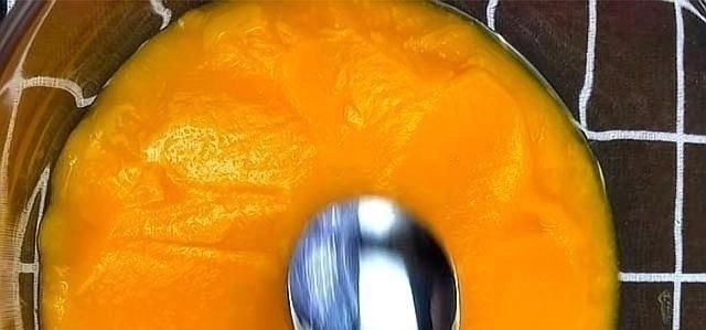 南瓜这样做,好吃又营养,我家隔三差五做,儿子每次吃8个都不够