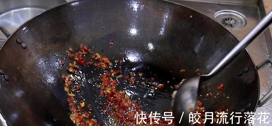 鲜嫩|厨师长做的剁椒鱼块真地道，原来腌制很重要，鲜嫩可口，香辣下饭！