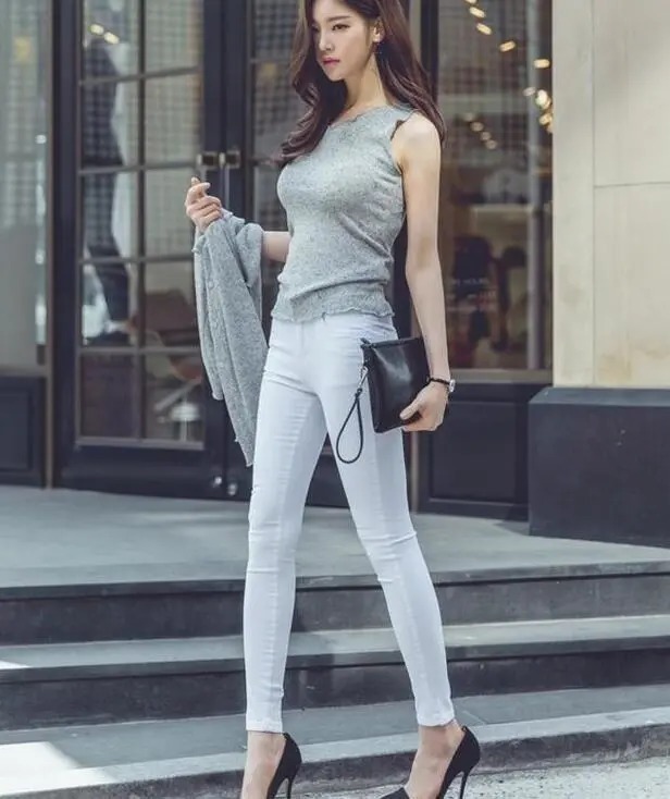 时尚|街拍时尚:英姿飒爽的牛仔裤美女,突显曼妙身材,回头率十足