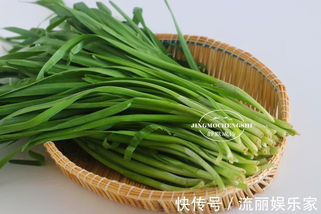 调韭菜馅儿时,只要记住调味顺序,韭菜就不会出水,饺子鲜汁四溢