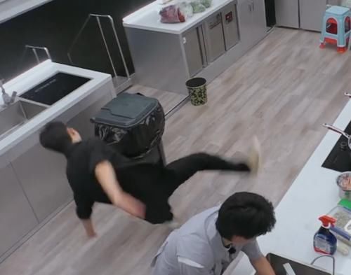 丁真|周也两次把锅烧热就离开，锅底成最大安全隐患，吓得丁真顾不上炒菜