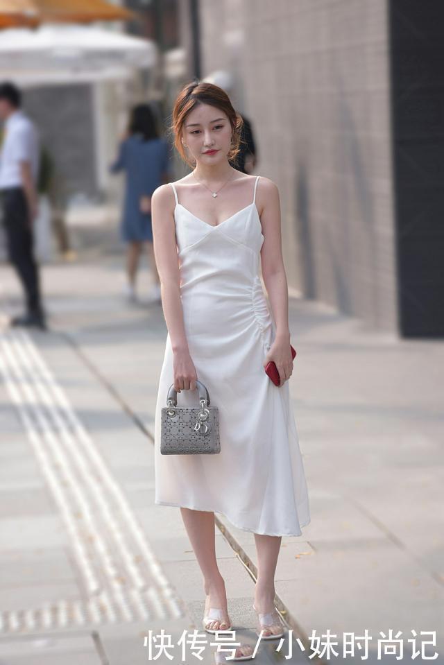 打扮|街拍白天鹅般的打扮,走在大街上到哪都显眼,但肤色一定要棒
