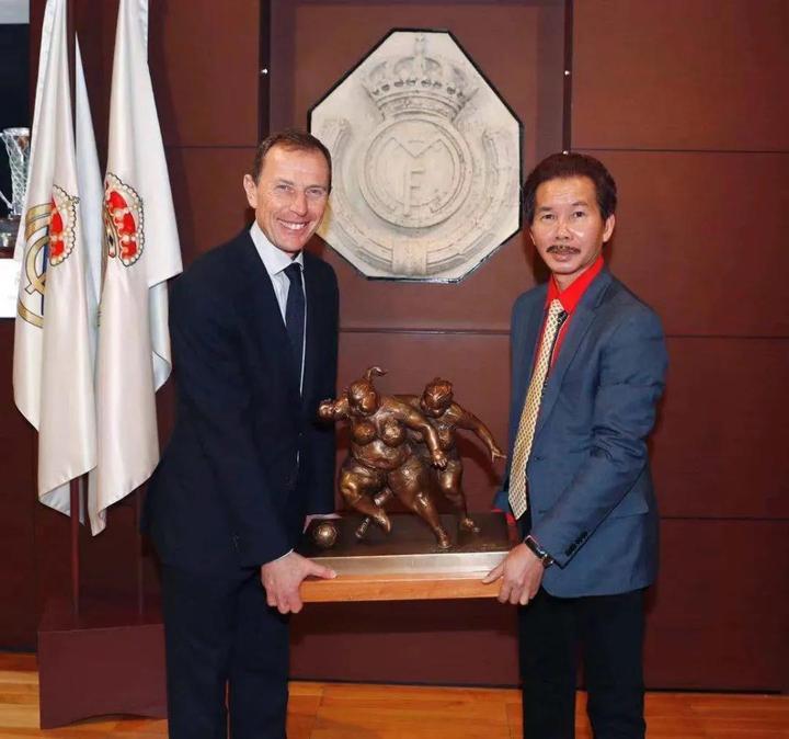 放大|“肥女斗牛”泥稿放大,为西班牙而作