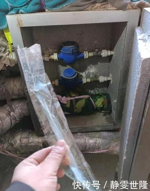 表箱|贴胶带 裹棉垫……老旧居民楼的住户为了让水表安然度过这个冬天真是创意无限