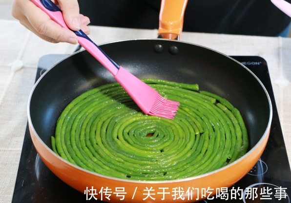 鲜香|豇豆新吃法,不拌也不炒,简单2步就出锅,鲜香软嫩,健康不油腻