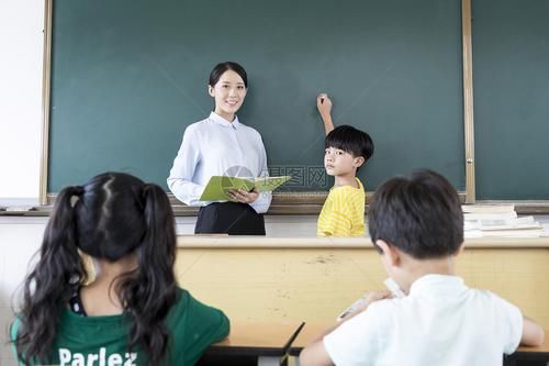 为什么中小学里男教师越来越少了 钱少事杂风险高