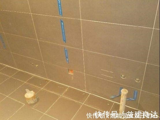 防水|卫生间贴墙砖记得底下留空一排,当初我家不懂,其实这样贴最好!