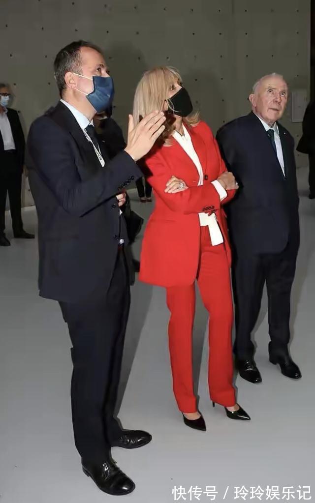 啾啾|法国夫人终于换发型,扎小啾啾配西装好年轻,被老公全程牵着真甜