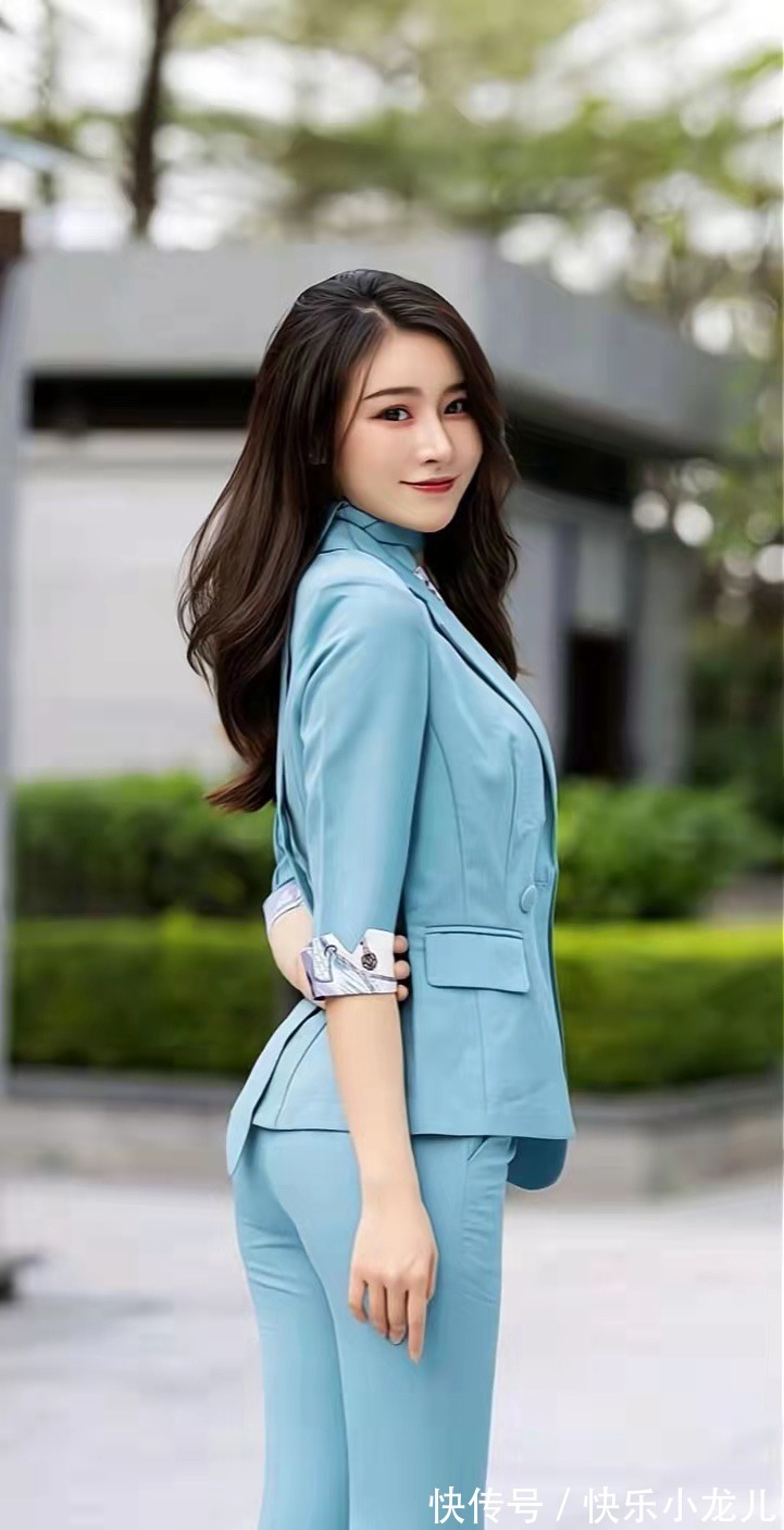 打扮 淡蓝色职业套装打扮彰显独特的干练气质,凸显成熟女人味