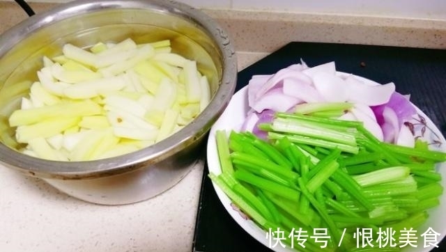 老师傅剥虾的“小技巧”,1分钟看会,从此剥虾不费劲,1秒一个